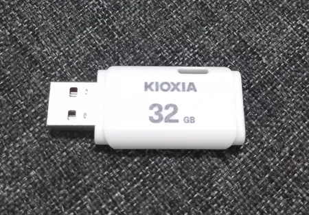 فلش مموری کیوکسیا مدل U202 ظرفیت 32 گیگابایت