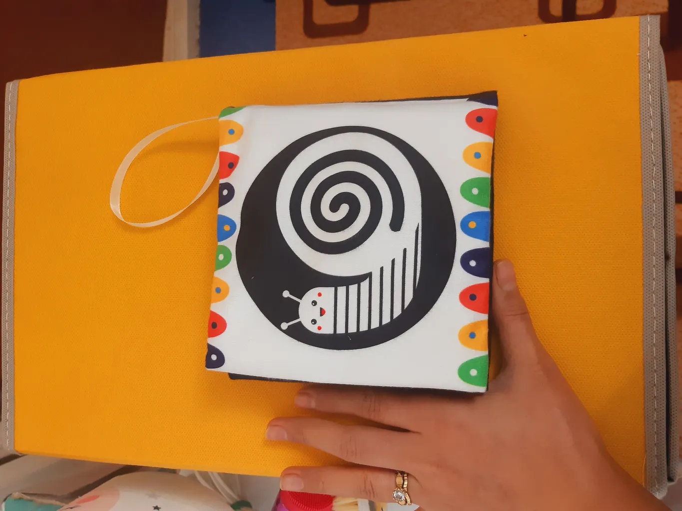 بازی آموزشی مدل کتاب پارچه ای سیاه و سفید نوزاد