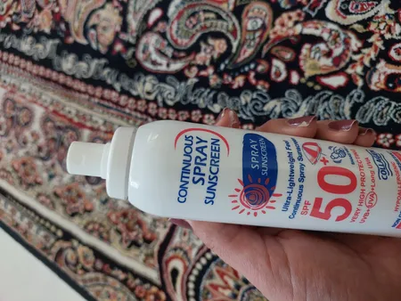 اسپری ضد آفتاب بی‌رنگ وکالی، SPF 50، مدل 001، مناسب انواع پوست چرب با حجم 235 میلی‌لیتر، محافظت‌کننده در برابر اشعه‌های UVA و UVB، ضد آب و مرطوب‌کننده، روشن‌کننده، ضد لک و پیری، دارای فرمولاسیون فاقد چربی، کلاژن، ویتامین‌های C و E، با ماندگاری 2 ساعته