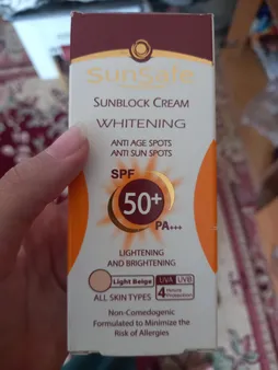 كرم ضد آفتاب رنگی سان سيف، مدل SPF50، مناسب انواع پوست تنالیته رنگ روشن و حجم 50 میلی‌لیتر، محافظت کننده در برابر اشعه UVA و UVB، مرطوب کننده، +++ PA، ضد لک، روشن کننده، ضد چروک، دارای فرمولاسیون فیزیکی، با ماندگاری 2 ساعته