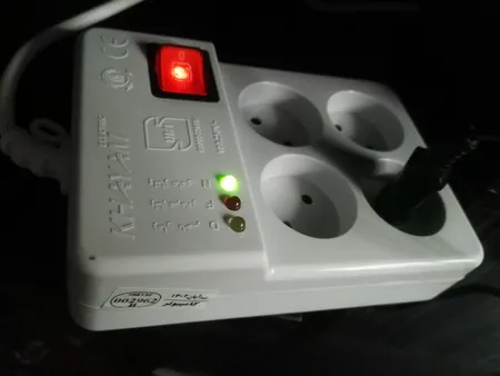 محافظ ولتاژ خیام الکتریک مدل چهارپریز