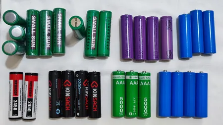 باتری لیتیوم-یون قابل شارژ اسمال سان کد cm5552 ظرفیت 2400 میلی آمپرساعت بسته 2 عددی