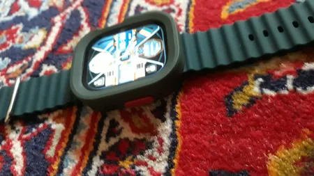 ساعت هوشمند مدل HK9 ULTRA 2 MAX دارای قابلیت های صفحه نمایش رنگی، صفحه نمایش لمسی، کنترل موسیقی (Music Player)، کنترل سطح اکسیژن خون، قابلیت مکالمه از طریق بلوتوث، پشتیبانی از زبان فارسی در منو و سیستم‌عامل بند سیلیکون