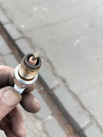 شمع خودرو بوش مدل تک پلاتین پایه کوتاه کد FR7DC (+8) Germany بسته 4 عددی