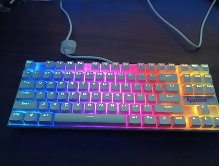 کیبورد گیمینگ ردراگون مدل K552 Kumara، سوییچ مکانیکال قرمز، Tenkeyless، نورپردازی RGB، قابلیت Anti-Ghosting