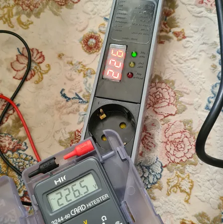 چندراهی و محافظ برق با نمایشگر ولتاژ پارت الکتریک مدل آذین کد 5443