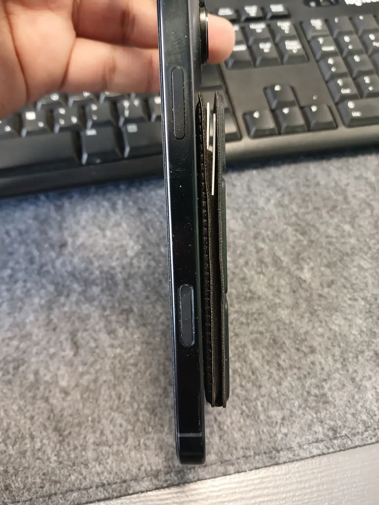 جاکارتی اسپیگن مدل Smart Fold MagFit