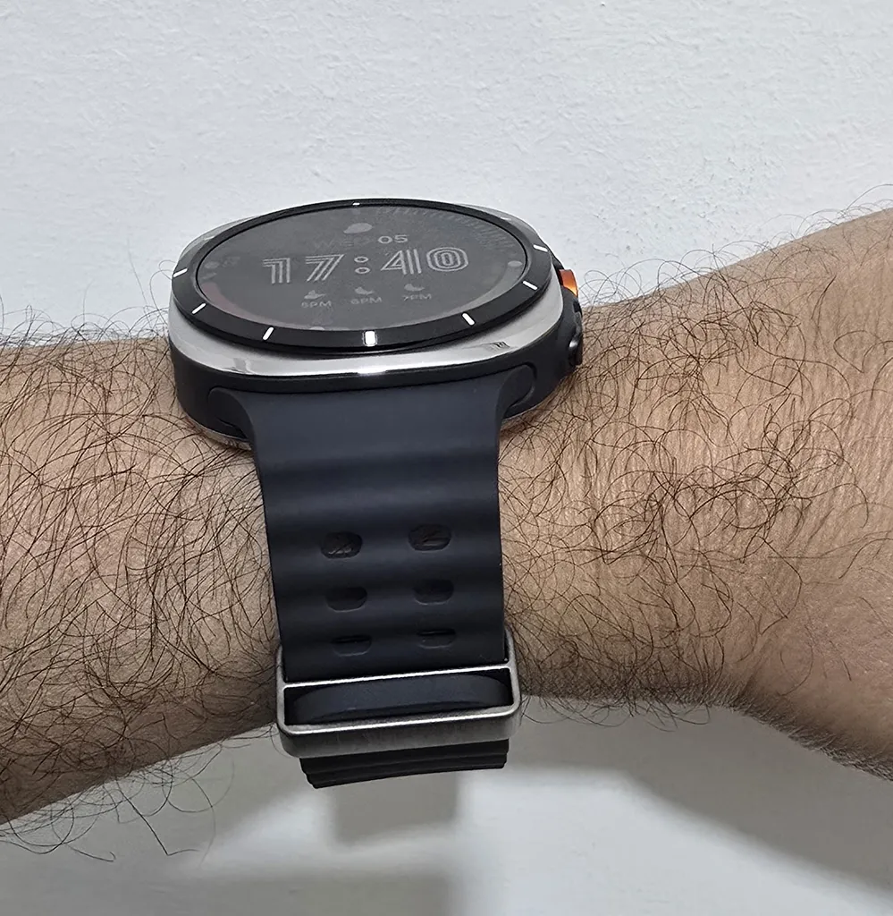 ساعت هوشمند سامسونگ مدل Galaxy Watch Ultra دارای قابلیت های کنترل موسیقی (Music Player)، قابلیت مکالمه از طریق بلوتوث، قابلیت تغییر طرح ساعت یا تم، صفحه همیشه روشن (Always-on Display)، پشتیبانی از دستیار صوتی بند سیلیکون