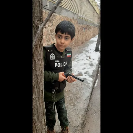 ایفای نقش پلیس مدل P-102 همراه دستبند