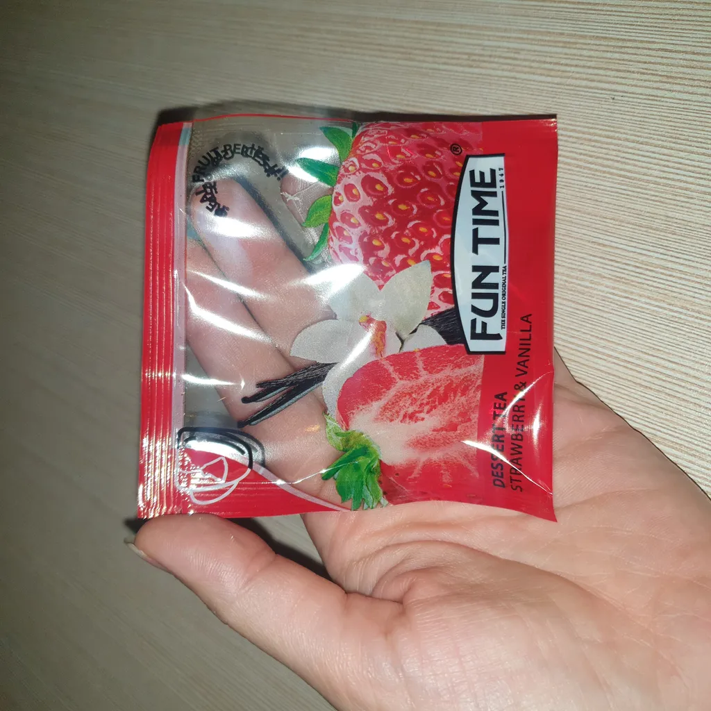 دمنوش دسر طعم دار با تکه های میوه توت فرنگی و وانیل فان تایم بسته 12 عددی