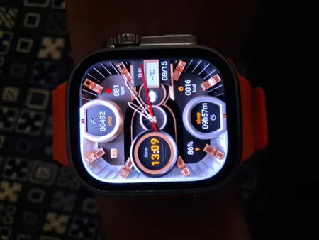 ساعت هوشمند مدل HK9 ULTRA 2 MAX دارای قابلیت های صفحه نمایش رنگی، صفحه نمایش لمسی، کنترل موسیقی (Music Player)، کنترل سطح اکسیژن خون، قابلیت مکالمه از طریق بلوتوث، پشتیبانی از زبان فارسی در منو و سیستم‌عامل بند سیلیکون