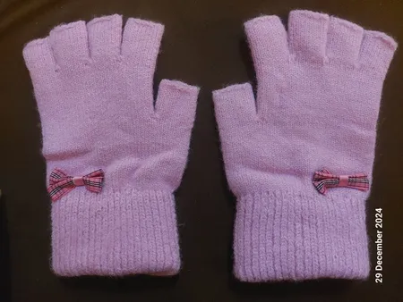 دستکش بافتنی دخترانه نیم انگشتی طرح پاپیون کد 1094