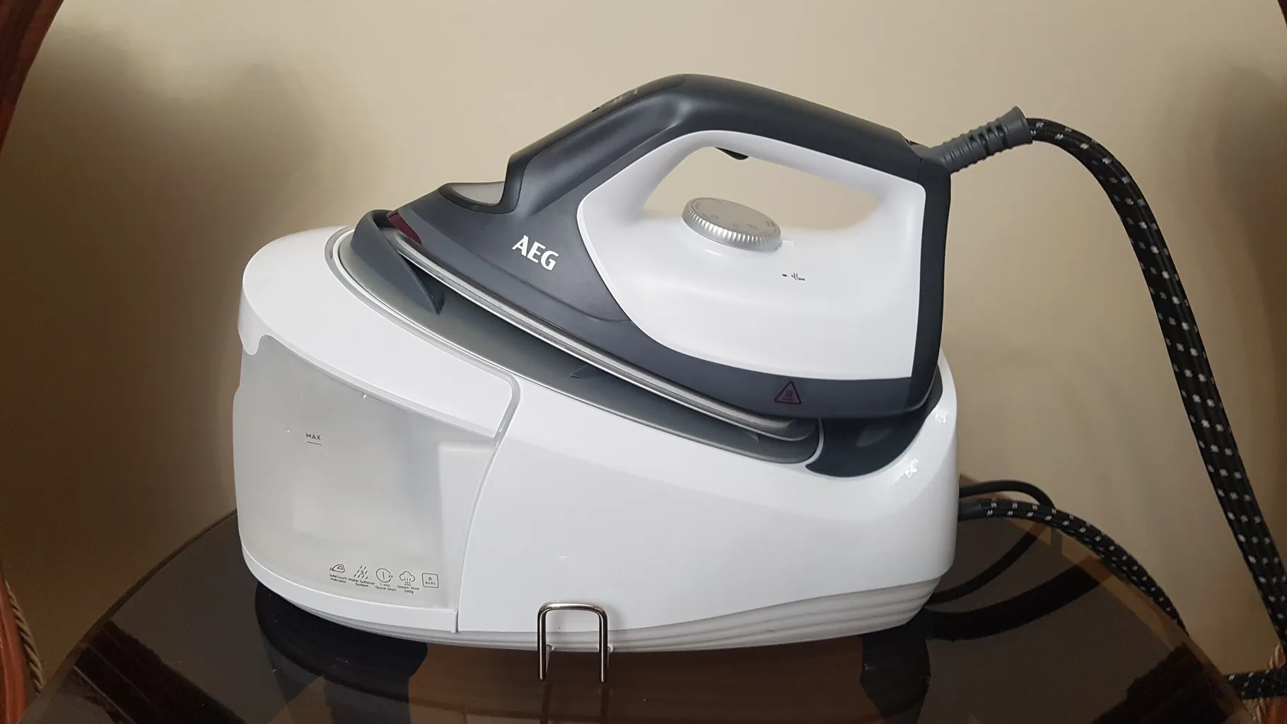 اتو مخزن دار آ ا گ مدل ST6-1-8EG