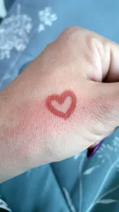 تجریه خرید رژ لب مدادی لچیک کد 05