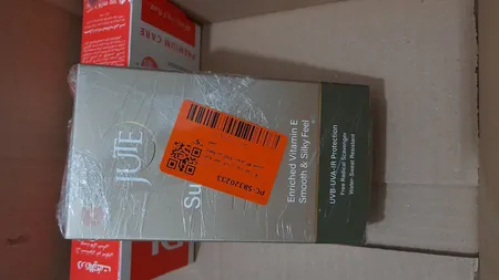 کرم ضد آفتاب رنگی ژوت، SPF 50، مناسب انواع پوست با تنالیته روشن و حجم 40 میلی‌لیتر، ضد آب، محافظت‌کننده در برابر اشعه‌های UVA و UVB، دارای فرمولاسیون فاقد چربی و ویتامین E، با ماندگاری 2 ساعته