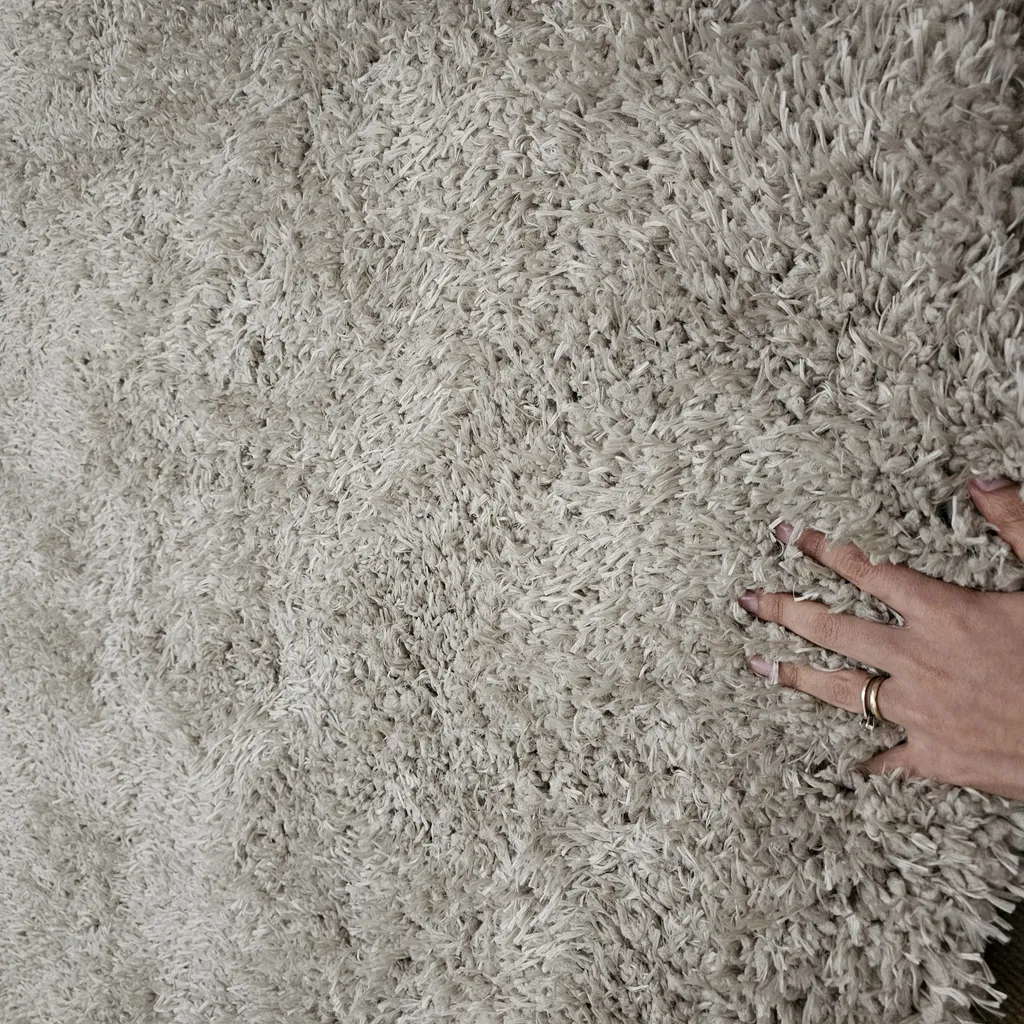 فرش ماشینی مدل شگی فلوکاتی زمینه نسکافه ای