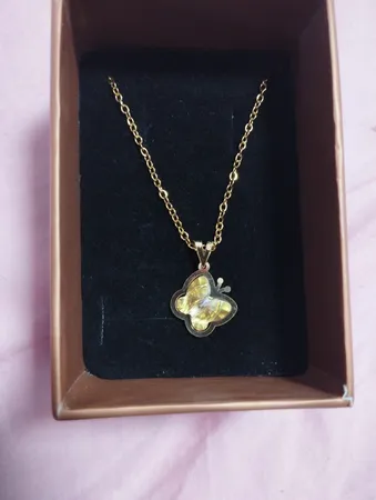 گردنبند طلا 18 عیار ناریا مدل پروانه رنگ سفید