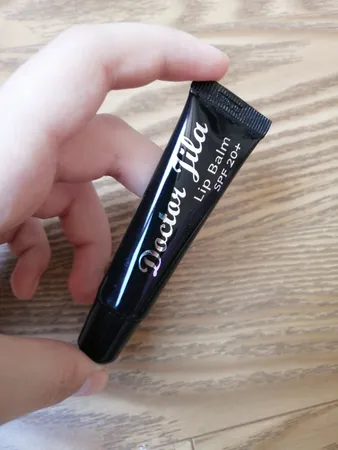 بالم لب دکتر ژیلا مدل W01 حجم 12 میلی لیتر به همراه بالم لب مدل B01 حجم 12 میلی لیتر