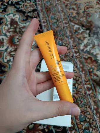 کرم ضد آفتاب دورچشم بدون رنگ لافارر، 30 SPF، مدل مینرال، مناسب انواع پوست و حجم 15 میلی‌لیتر، محافظت کننده در برابر اشعه UVA و UVB، ضد حساسیت و التهاب، بدون چربی، ضد آب، +++PA، ضد چروک، تعدیل کننده هاله تیره دور چشم، مغذی، رطوبت‌رسان، با ماندگاری 2 ساعته