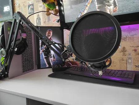 میکروفن کندانسر مدل Live Broadcast Equipment همراه با پایه تلسکوپی