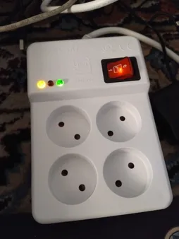 محافظ ولتاژ لوازم صوتی و تصویری و کامپیوتر خیام الکتریک مدل 102