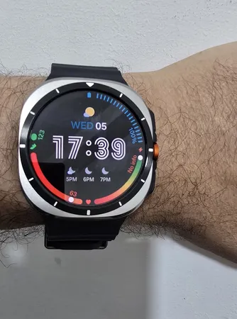 ساعت هوشمند سامسونگ مدل Galaxy Watch Ultra دارای قابلیت های کنترل موسیقی (Music Player)، قابلیت مکالمه از طریق بلوتوث، قابلیت تغییر طرح ساعت یا تم، صفحه همیشه روشن (Always-on Display)، پشتیبانی از دستیار صوتی بند سیلیکون