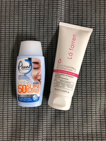 کرم کنترل‌کننده چربی و آبرسان لافارر مدل 01 مناسب پوستهای چرب و مستعد آکنه حجم 75 میلی‌لیتر