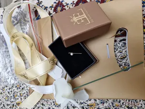 تجریه خرید آویز گردنبند طلا 18 عیار زنانه الی گالری مدل خط و مروارید