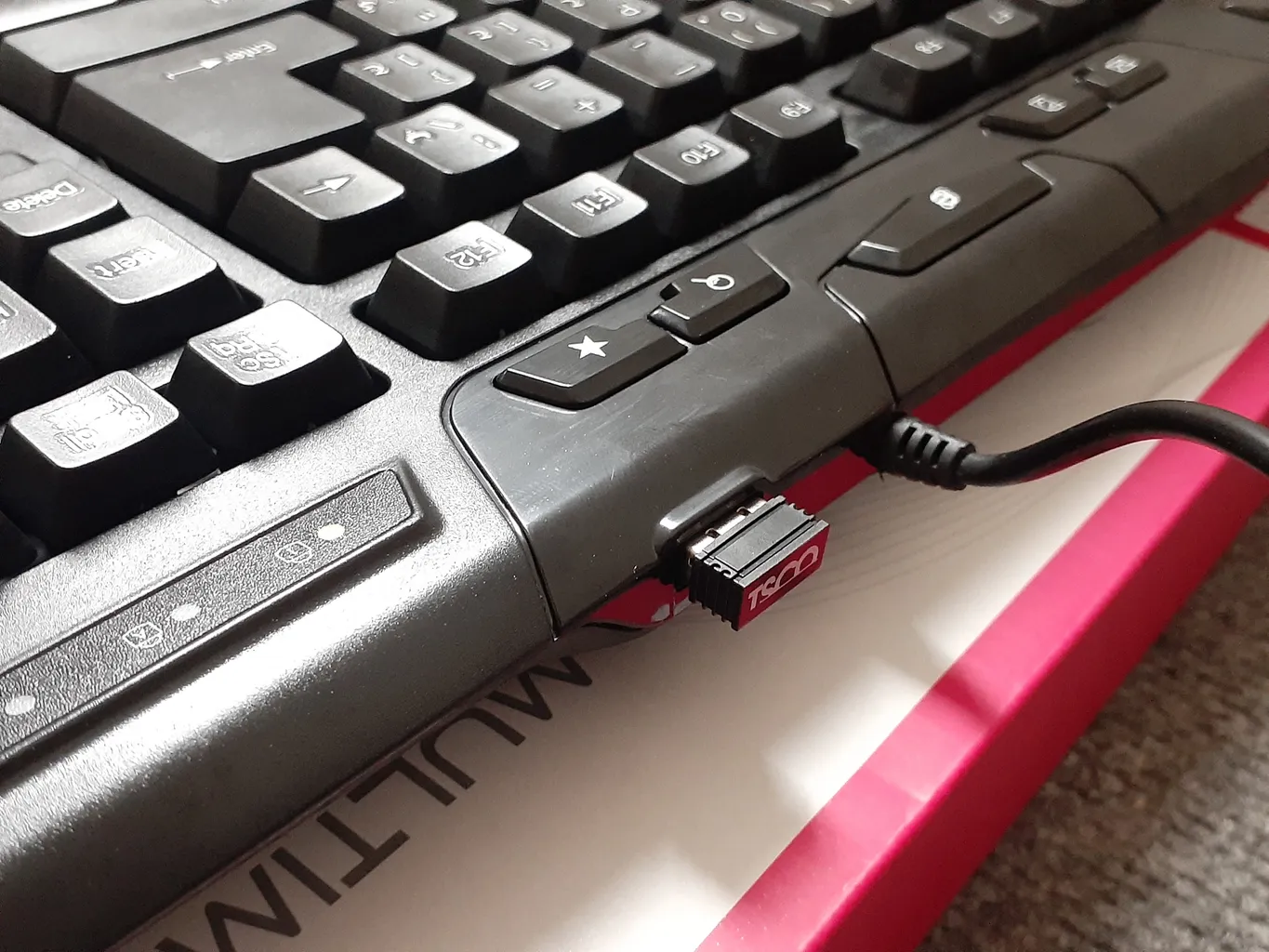 کیبورد تسکو مدل TK 8018 با حروف فارسی