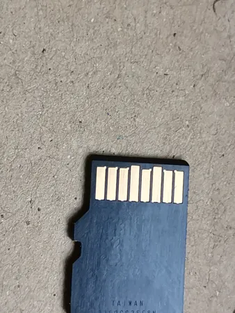 کارت حافظه‌ microSDHC کیوکسیا مدل EXCERIA کلاس 10 استاندارد UHS-I U1 سرعت 100MBps ظرفیت 32 گیگابایت به همراه آداپتور SD