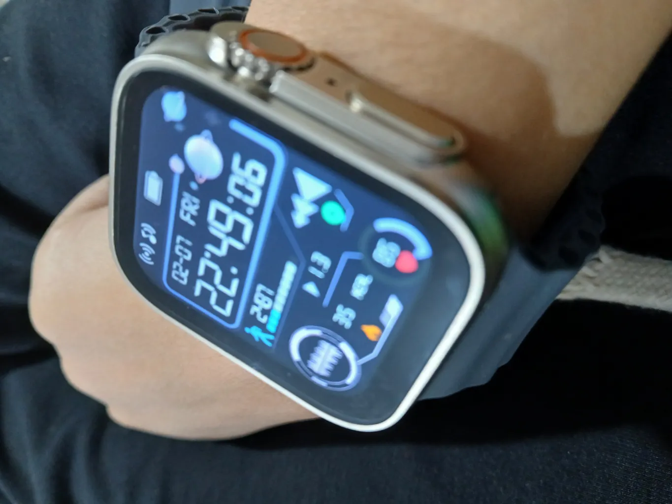 ساعت هوشمند اوآلی مدل OS8 Ultra Pro دارای قابلیت های صفحه نمایش رنگی، صفحه نمایش لمسی، کنترل موسیقی (Music Player) بند سیلیکون