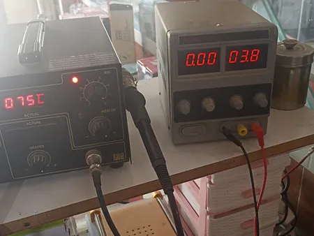 منبع تغذیه الکتریکی  15 ولت 2 آمپر یاکسون مدل 1502DD