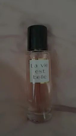 عطر جیبی زنانه نیو پرستیژ کالر مدل La Vie Est Belle حجم 35 میلی لیتر