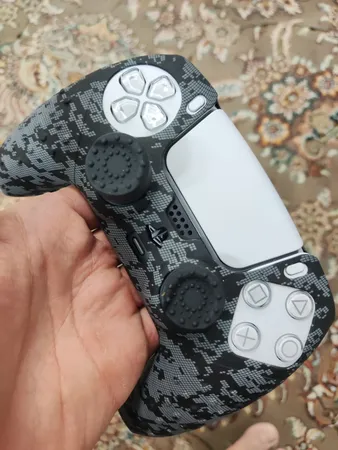 محافظ دسته پلی استیشن 5 اسپارک فاکس مدل Silicone Grip Pack Digital Camo به همراه روکش آنالوگ