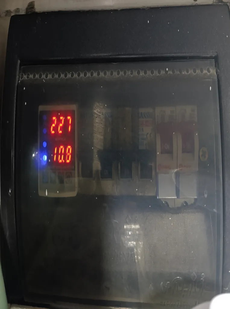 محافظ ولتاژ آی سوئیچ الکتریک مدل sp1-63A