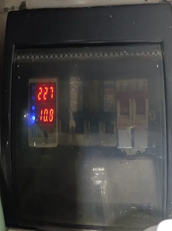 محافظ ولتاژ آی سوئیچ الکتریک مدل sp1-63A