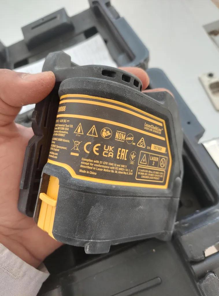 تراز لیزری دیوالت مدل DW088K-XJ