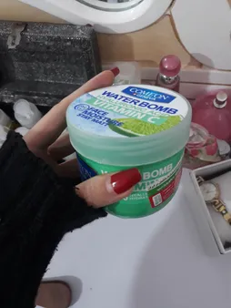 کرم آبرسان کامان سری واتربمب مدل VITAMIN C حجم 200 میلی‌لیتر