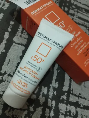 کرم ضدآفتاب بی‌رنگ درماتیپیک SPF50 مدل Anti spot مناسب انواع پوست، حجم 40 میلی‌لیتر
