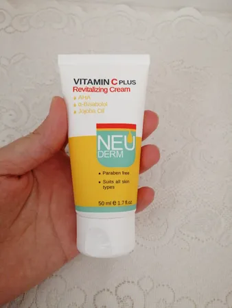 کرم روشن کننده نئودرم مدل Vitamin C Plus حجم 50 میلی لیتر