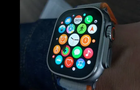 ساعت هوشمند مدل HK9 ULTRA 2 MAX دارای قابلیت های صفحه نمایش رنگی، صفحه نمایش لمسی، کنترل موسیقی (Music Player)، کنترل سطح اکسیژن خون، قابلیت مکالمه از طریق بلوتوث، پشتیبانی از زبان فارسی در منو و سیستم‌عامل بند سیلیکون