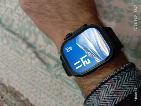 ساعت هوشمند جابون مدل ULTRA 9 دارای قابلیت‌های صفحه نمایش رنگی و لمسی، کنترل موسیقی، قابلیت مکالمه از طریق بلوتوث ، پشتیبانی از زبان فارسی در منو و سیستم‌عامل بند سیلیکون،