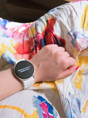 ساعت هوشمند سامسونگ مدل Galaxy Watch 7 40mm دارای قابلیت های کنترل موسیقی (Music Player)، قابلیت مکالمه از طریق بلوتوث، قابلیت تغییر طرح ساعت یا تم، صفحه همیشه روشن (Always-on Display)، پشتیبانی از دستیار صوتی بند پلاستیک