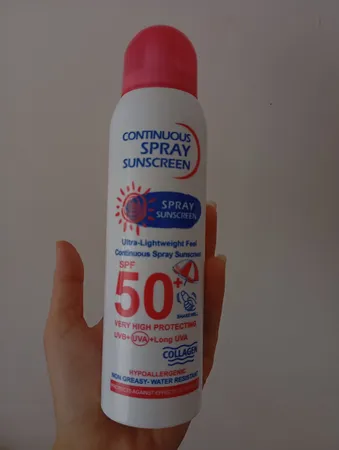 اسپری ضد آفتاب بی‌رنگ وکالی، SPF 50، مدل 001، مناسب انواع پوست چرب با حجم 235 میلی‌لیتر، محافظت‌کننده در برابر اشعه‌های UVA و UVB، ضد آب و مرطوب‌کننده، روشن‌کننده، ضد لک و پیری، دارای فرمولاسیون فاقد چربی، کلاژن، ویتامین‌های C و E، با ماندگاری 2 ساعته