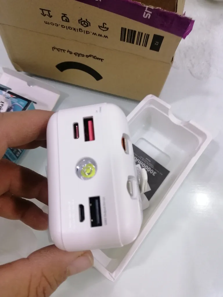 پاوربانک 22.5 وات ریمکس مدل RPP-550 ظرفیت 30000 میلی آمپر ساعت به همراه دو عدد کابل USB-C و لایتنینگ