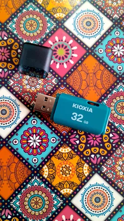 فلش مموری کیوکسیا مدل U202 ظرفیت 32 گیگابایت