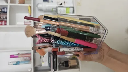 استند لوازم آرایشی مدل M