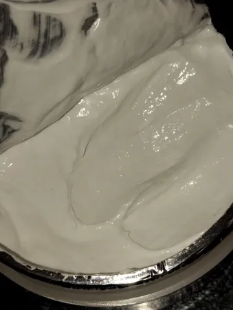 کرم روشن کننده نادیا مدل شیر الاغ حجم 250 میلی لیتر