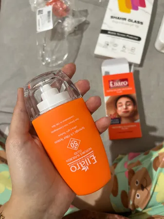 فلوئید ضد آفتاب بدون رنگ الارو SPF50 مدل Ultra Light تحت لیسانس محافظ UVA ،UVB، مرطوب‌کننده مناسب پوست‌‌های چرب و مختلط حجم 50 میلی‌لیتر