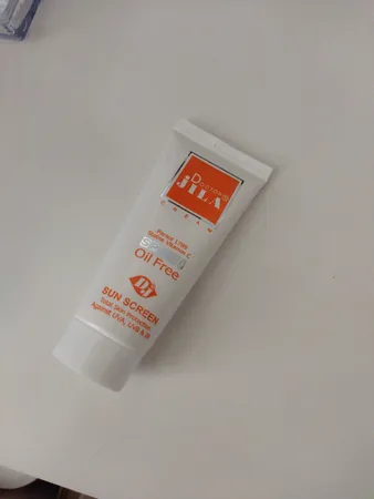 کرم ضد آفتاب و ضد چروک بی‌رنگ دکتر ژیلا، Spf 30، مدل Parsol 1789، مناسب پوست‌های چرب و مختلط با حجم 65 میلی‌لیتر، محافظت‌کننده در برابر اشعه‌های UVA و UVB، ضد پیری، دارای فرمولاسیون فاقد چربی، ویتامین‌های C و E، با ماندگاری 2 ساعته